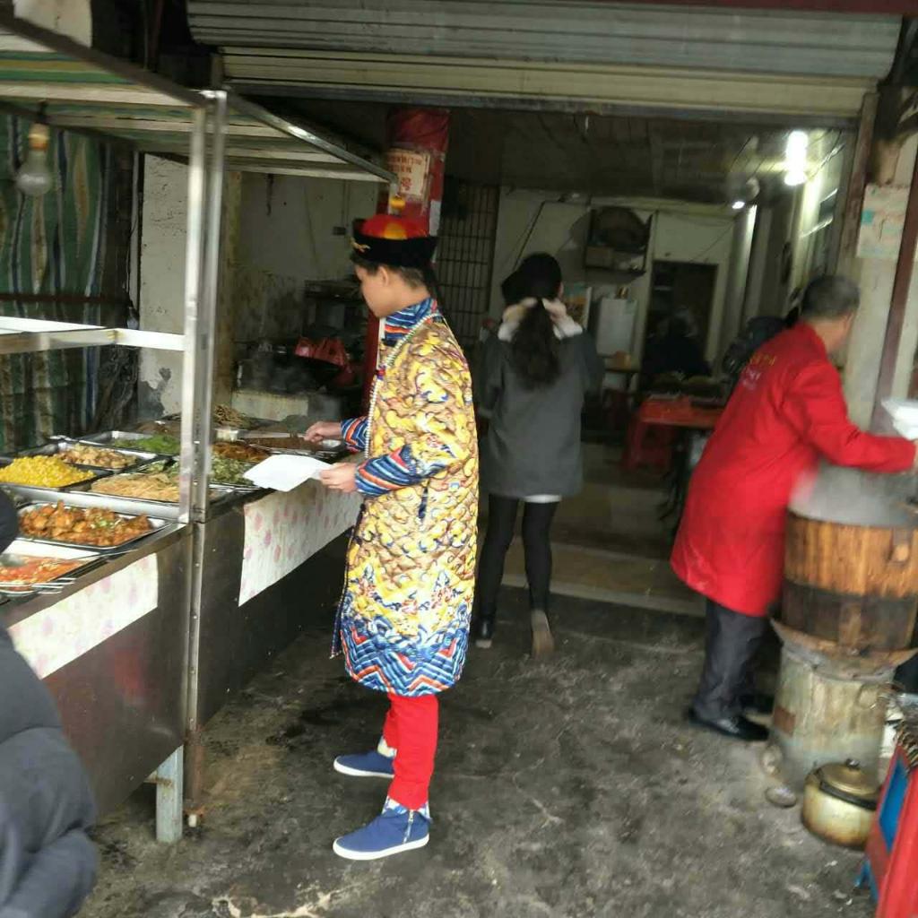 霸气！湖北一高校男生每天穿龙袍上课